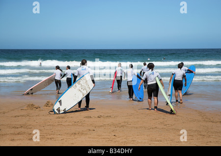 Scuola di Surf gli studenti su Manley Beach in Manley, vicino a Sydney in Australia. Foto Stock