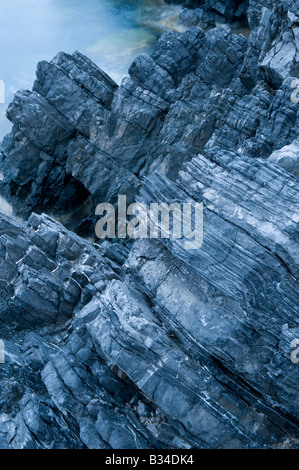 Rocky coasline vicino a Maratea guardando verso Isola San Ianni Foto Stock