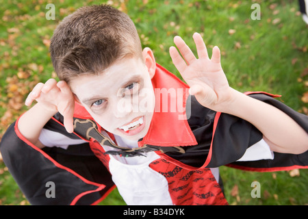 Ragazzo giovane all'aperto indossando il costume di vampiri di Halloween Foto Stock