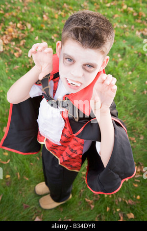 Ragazzo giovane all'aperto indossando il costume di vampiri di Halloween Foto Stock