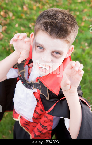 Ragazzo giovane all'aperto indossando il costume di vampiri di Halloween Foto Stock