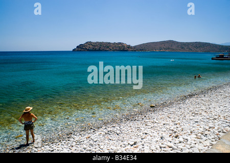 Donna paddling in mare vicino a Plaka elounda Aghios Nicolaos lasithi Creta Grecia Foto Stock