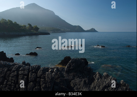 Rocky coasline vicino a Maratea guardando verso Torre Caino, Marina di Maratea Foto Stock