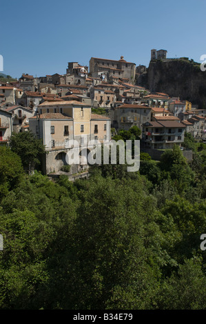 Città sulla collina di Papasidero famosa per la Grotta del Romito Foto Stock