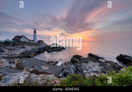 Fort Williams faro sulla costa del Maine nelle prime ore del mattino al sorgere del sole Foto Stock