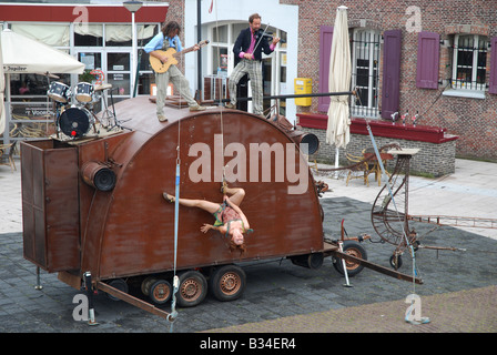 Circ Panic street Theatre agiscono al festival Onderstroom Vlissingen Paesi Bassi Foto Stock