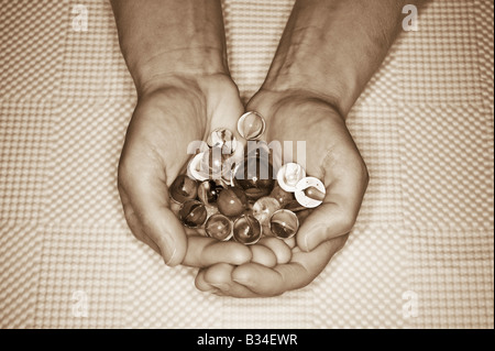 Mani biglie di vetro Foto Stock