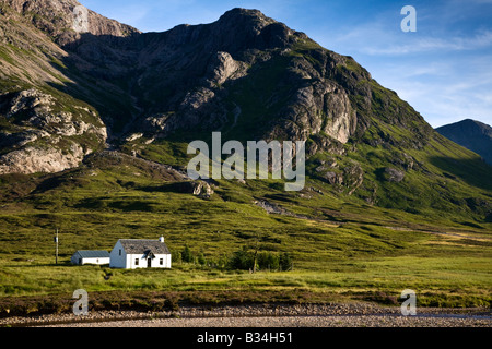 Cottage Lagangarbh sotto Buachaille Etive Mor Glen Coe Lochaber in Scozia Foto Stock