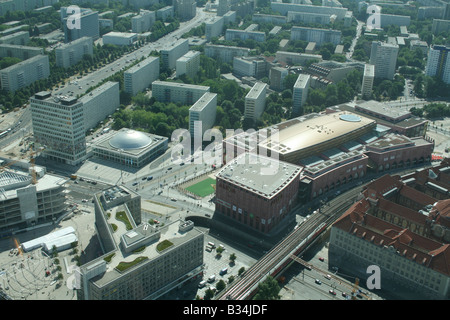 Vista in elevazione di Alexa Shopping Centre e Karl Marx Allee in East Berlin Germania Giugno 2008 Foto Stock