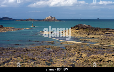 La costa off Dinard con più isole vicino a Saint Malo Francia Foto Stock