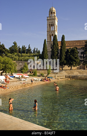 Hvar spiaggia accanto a Mmonastery Francescano sull isola di Hvar in Adriatico Foto Stock