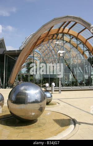 Città di Sheffield, in Inghilterra. Il Colin Rose "Immagini di pioggia' scultura in acciaio fontana di acqua in Sheffield's Millennium Square. Foto Stock