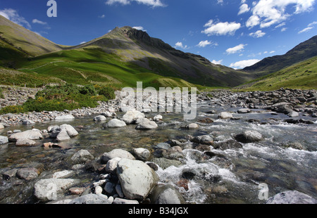 Vista della grande timpano dal letto Lingmell Beck, appena fuori la testa Wasdale, Lake District, Cumbia. Foto Stock