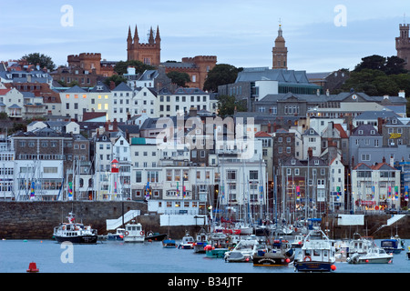 Saint Peter Port al tramonto a Guernsey Foto Stock