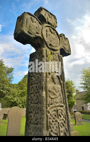 Viii secolo Croce celtica in Eyam, Derbyshire, Inghilterra Foto Stock