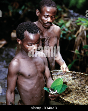 In Uganda, Semliki Forest, Bundibugiyo. Bande sparse dei pigmei Batwa caccia e pesca nella foresta Semliki dell Uganda occidentale un Foto Stock