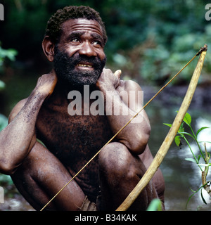 In Uganda, Semliki Forest, Bundibugiyo. Bande sparse dei pigmei Batwa caccia e pesca nella foresta Semliki dell Uganda occidentale un Foto Stock