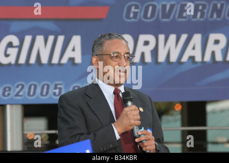 Il senatore Bobby Scott parlando a una campagna di rally per Tim Kaine per la carica di governatore della Virginia nel 2005 Foto Stock