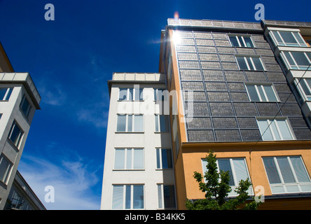 Costruzione di pannelli solari integrati su un edificio residenziale a Stoccolma, Svezia, prevede la costruzione di elettricità verde. Foto Stock