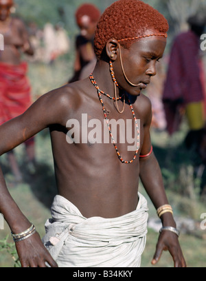 Kenya, Samburu District, Porro. Un giovane guerriero Samburu. Nei giorni che conduce fino a una cerimonia di circoncisione, tutti diventa nervoso nettamente il comportamento dei membri della famiglia' sottoposto all'operazione. Dovrebbe un ragazzo mostra segni di paura o di gridare, egli porta vergogna a tutta la sua famiglia. Foto Stock