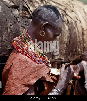Kenya, Samburu District, Porro. Il giorno dopo un Samburu boy è stato circonciso, un 'Firestick sambuco' - uno degli anziani responsa Foto Stock