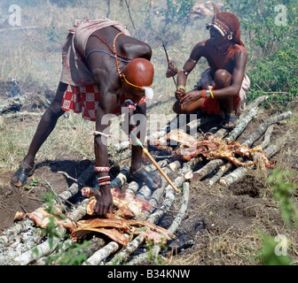 Kenya, Samburu District, Maralal. Durante ogni Samburu cerimonia, i bovini vengono macellati e la carne viene arrostito su fuochi di legno. Guerrieri non sarà mai mangiare carne in presenza delle donne sposate. Foto Stock