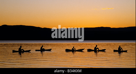 Kenya, Rift Valley Provincia, Lake Baringo. Zattere tradizionali del linguaggio Il Chamus persone al tramonto. Correlati a Samburu, Il Chamus vivono sulle isole del lago Baringo. Essi fanno una zattera unico dal legno chiaro del Ambatch albero che cresce nel terreno paludoso intorno al lago. Foto Stock