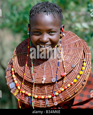 Kenya, Kabarnet distretto, Tangulbei. Una giovane ragazza di Pokot indossa grandi Collane realizzate da gambi di erba di falasco, che vengono poi stuccate con un impasto di grasso animale e di ocra rossa prima di essere decorata con pulsanti e perle. Foto Stock