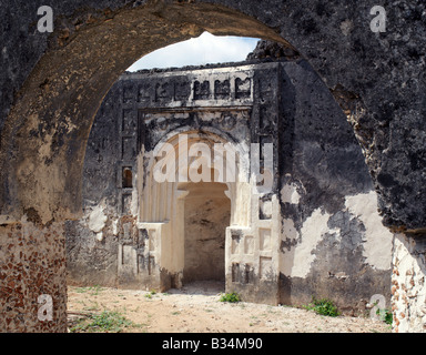 Kenya. Le rovine di una moschea all'interno Siyu Fort. Il Sultano di Zanzibar nella metà del XIX secolo costruito un impressionante fort alla fine della mangrovia foderato di canale di marea che conduce al villaggio Siyu su Pate isola. Le truppe erano presidiate lì per portare infine il fastidioso abitanti del più o meno indipendente petty sultanato di Siyu saldamente sotto la sua regola. Il fort è ora sottoposto a riparazioni estese dopo anni di abbandono.Siyu fu fondata nel XV secolo e al suo apice aveva 30.000 abitanti; ora ci sono meno di 4 mila persone che vi abitano. Foto Stock