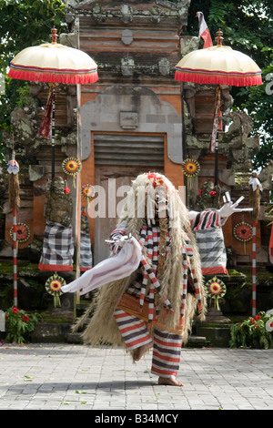 In Batubulan (Bali - Indonesia), la strega della danza Barong. La Sorcière de la danza Barong, à Batubulan (Bali - Indonésie). Foto Stock