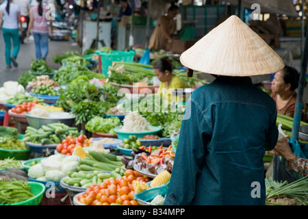 Una donna vietnamita lo shopping al mercato locale Foto Stock