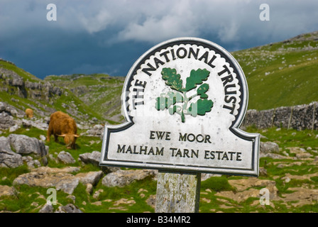 Il National Trust sign in Yorkshire Dales Foto Stock