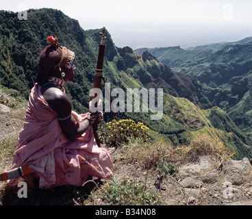 Kenya, Marsabit, Monte Kulal. Un Samburu homeguard affaccia sui pendii ripidi gola del Monte Kulal, che divide la montagna in due. Di origine vulcanica, il Monte Kulal sorge a oltre 6 mila metri nel nord del Kenya ed è circondata da un mare di lava e aride rifiuti. La montagna è ricoperta di boschi sulla sommità ed è una fondamentale risorsa acqua. Si tratta di praterie dare pastoralists buon pascolo per il loro bestiame. Foto Stock