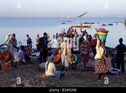 Il Kenya, nella provincia di Nyanza, Kisumu. Dopo aver pescato tutta la notte in acque poco profonde del lago Victoria vicino a Kisumu, pescatori di ritorno Foto Stock