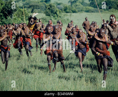 Kenya, Trans-Mara, Lolgorien. Un gioviale gruppo di ragazze Masai sono inseguiti dai guerrieri durante una cerimonia. Foto Stock