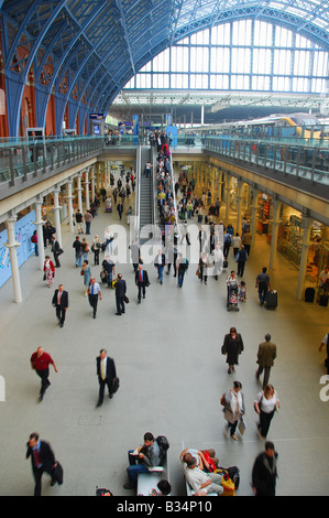 I viaggiatori alla stazione ferroviaria internazionale di St Pancras, London Foto Stock