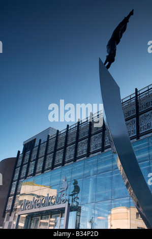 Una statua del subacqueo al di fuori della I draghetti Circus shopping Plymouth Devon UK Foto Stock