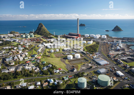 I serbatoi del combustibile generico case residenziali di New Plymouth Power Station Paritutu e Sugar Loaf Isole di New Plymouth Taranaki in Nuova Zelanda Foto Stock