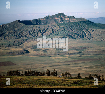 Kenya, a Naivasha, Mount Longonot. Mount Longonot, 9,110 piedi alto, giace sul pavimento del Grande Rift Valley, trentacinque miglia Foto Stock