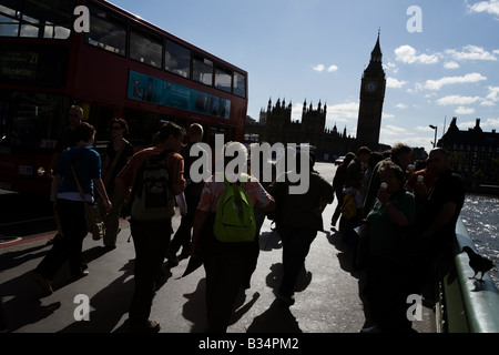 La gente a piedi attraverso un ponte nel centro di Londra, Regno Unito Foto Stock