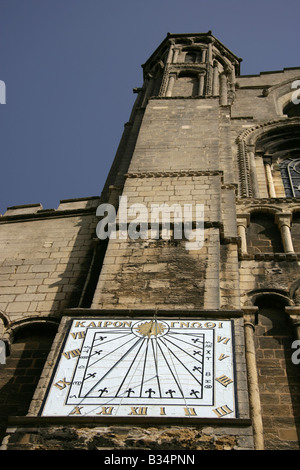Città di Ely, Inghilterra. Vista ravvicinata della meridiana verticale sulla parete sud della Cattedrale di Ely. Foto Stock