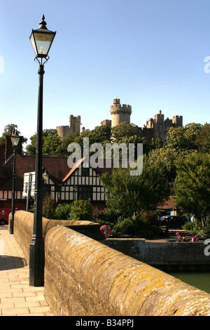 Vista del Castello di Arundel dal ponte Foto Stock