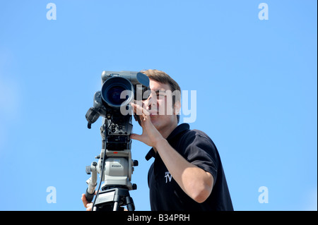 Tempo aria: un cameraman a filmare il 2008 Eastbourne Airbourne evento. Foto Stock