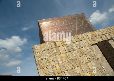 Ohel jakob sinagoga contro un cielo blu , jakobsplatz , Monaco di Baviera , Germania Foto Stock