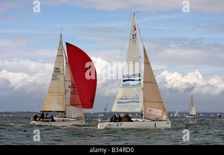 Due yachts racing nel Solent durante la Cowes Week, Isle of Wight, Regno Unito Foto Stock