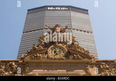 La Grand Central orologio contro il MetLife Building in Park Avenue Foto Stock