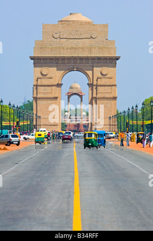 Un compreseed vista prospettica del grande arco di pietra arenaria dell'India Gate all'estremità orientale di Rajpath. Foto Stock