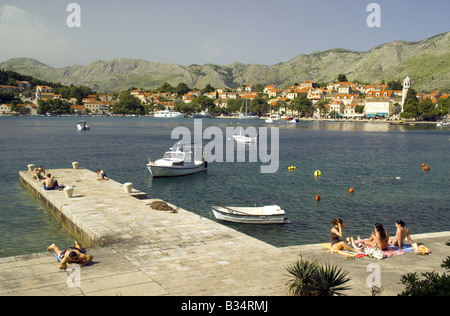 Cavtat waterfront sun i bagnanti, sulla Riviera di Dubrovnik Foto Stock