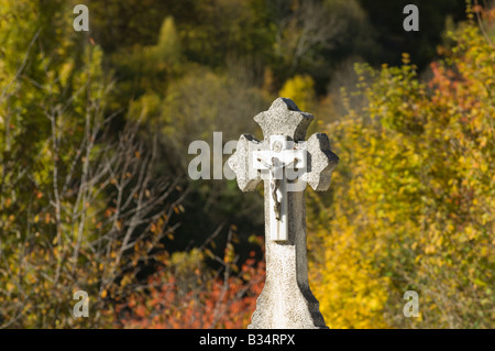 Pietra croce di sepoltura in una tomba sul cimitero rurale, Spagna Foto Stock