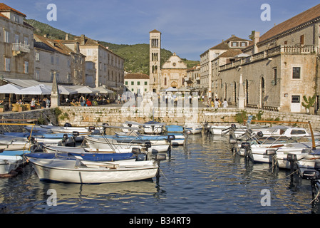 Il porto di Hvar marina e la piazza principale del paese, con la Cattedrale di St Stephens, sull isola di Hvar in Adriatico Foto Stock